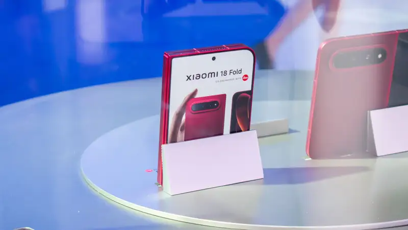 Xiaomi 18 Fold in hand