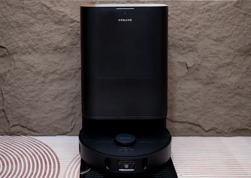 Robot vacuum charging dock and self-cleaning station