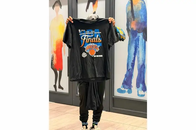 Bootleg Knicks Merch NYC Street