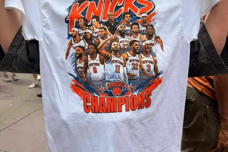 The Rise of Bootleg Knicks Merch: How NYC Street Fashion Outshines Official NBA Gear
